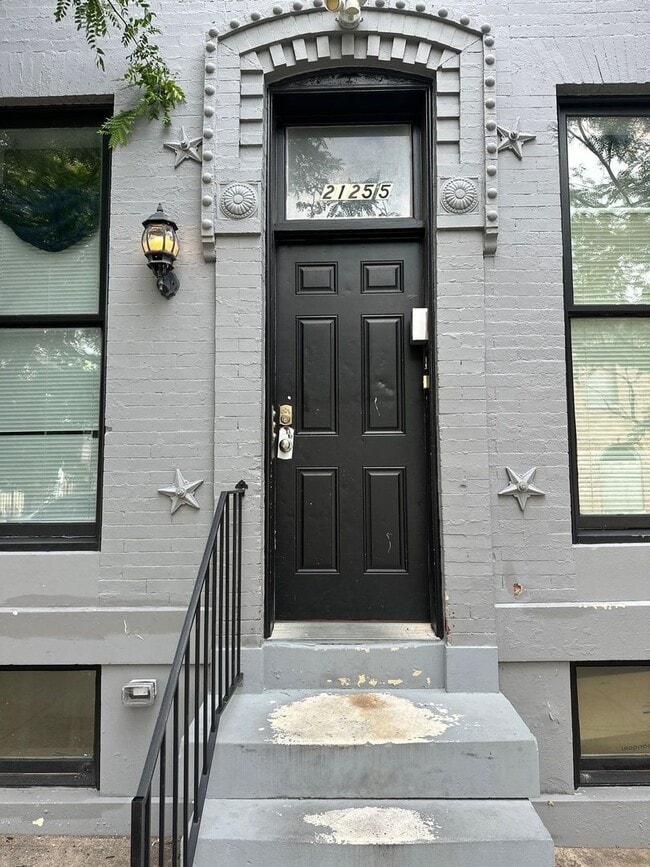 Building Photo - 2125 1/2 McCulloh St Unit 3