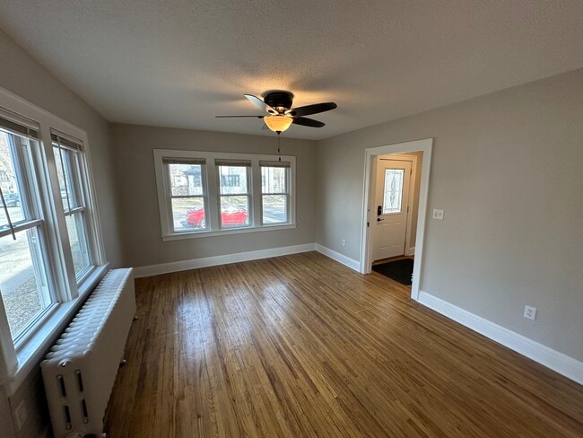 Sala de estar y entrada principal - 235 Logan Ave N Unidad 1