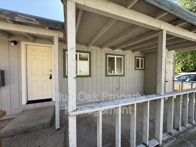 Building Photo - 832 W 1st St