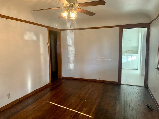 Building Photo - Charming 2bdrm 1 bath house with garage and fenced yard