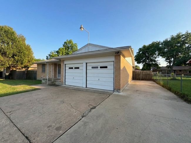 Photo - 2318 Mary Ln