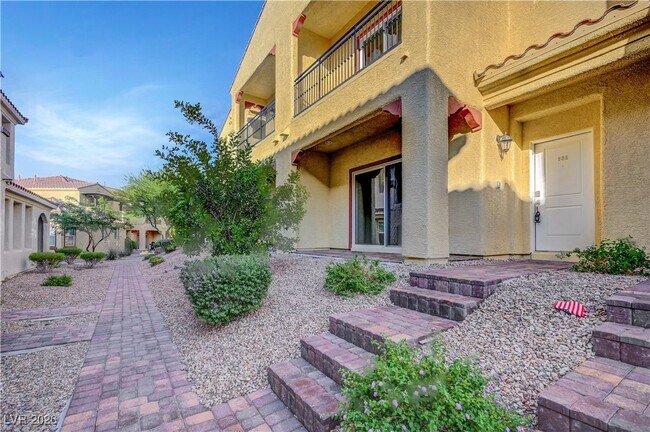 Photo - 985 Via Lombardi