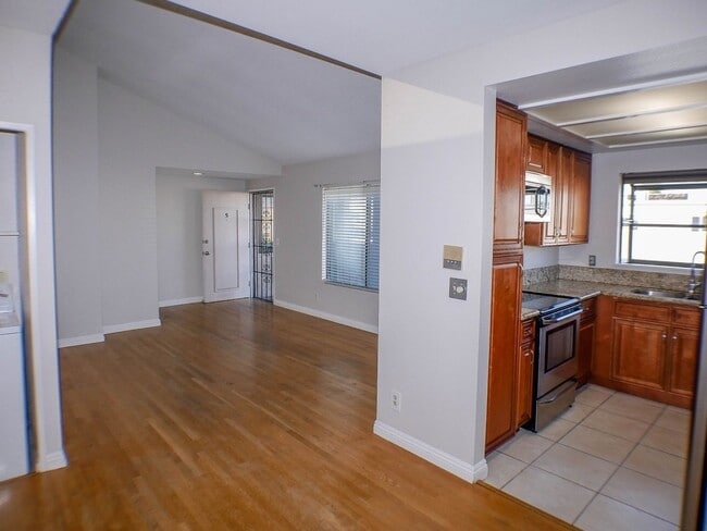 Building Photo - Charming 2 bed/2 bath second level condo with washer/dryer & assigned parking Unit 5