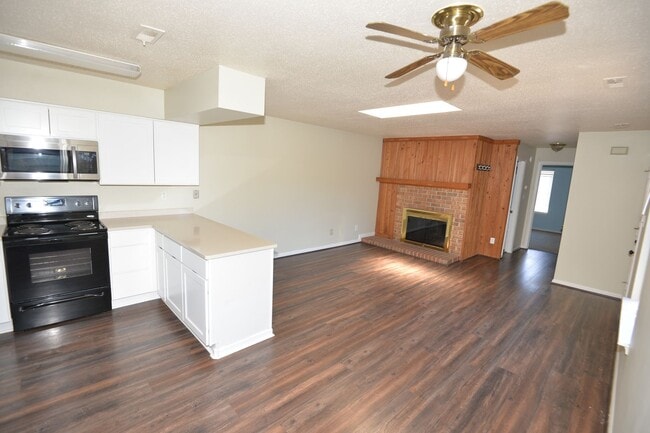 Building Photo - Condo Living by the Coast