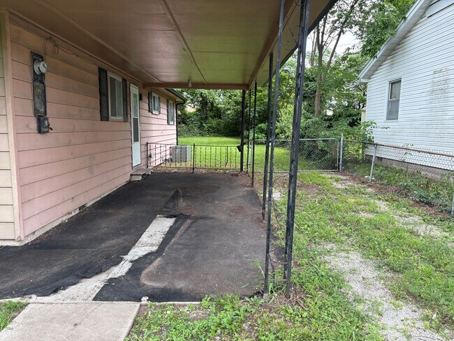 Photo - WOW! Look at this property ! You cant beat this price!