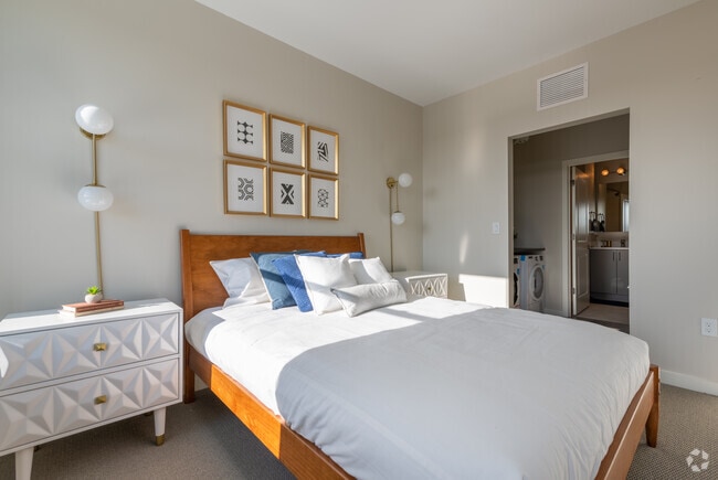 2BR, 1BA - 736 SQ FT