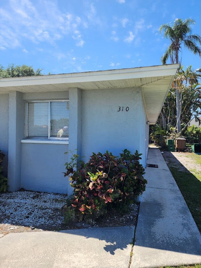 Building Photo - 2 Bedroom 2 Bath Home Fenced Backyard!! Ca...
