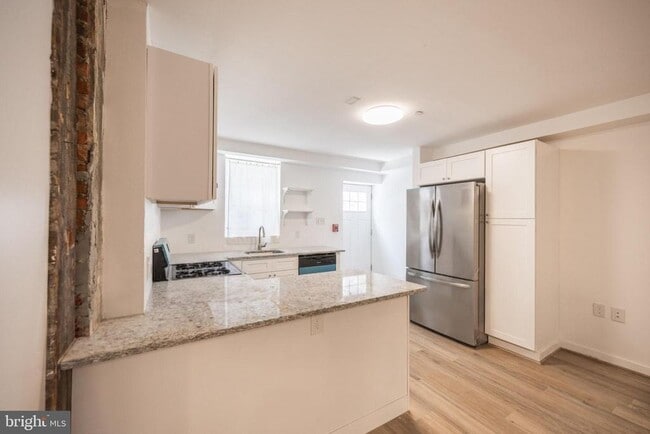 Building Photo - 711 W Thompson St Unit 1F