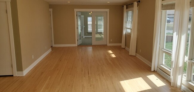 Photo - 4 bd, 2 ba, old SW Columbia, corner lot, great shape, fenced, hardwoods, W/D