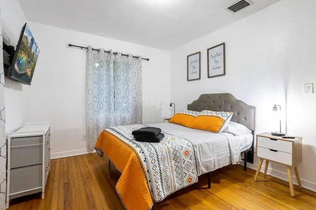 Building Photo - 2014 Newman St