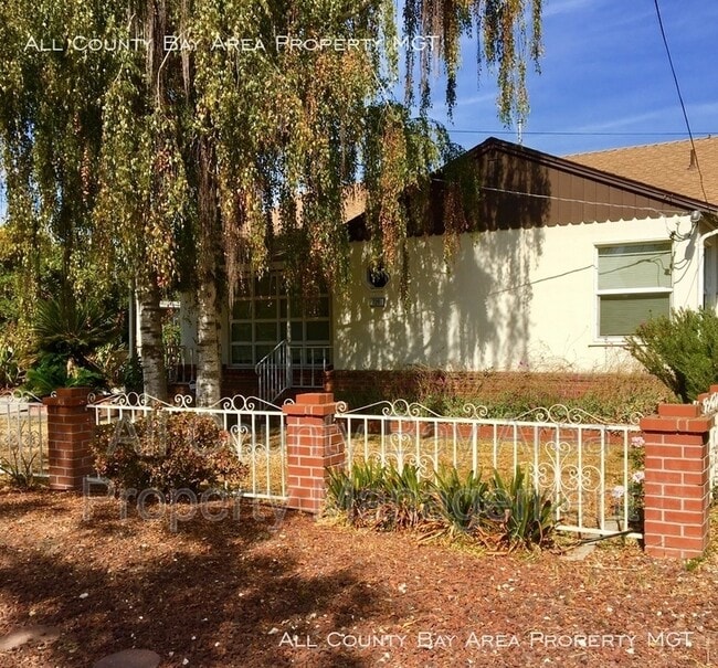 Building Photo - 726 Cherry Way