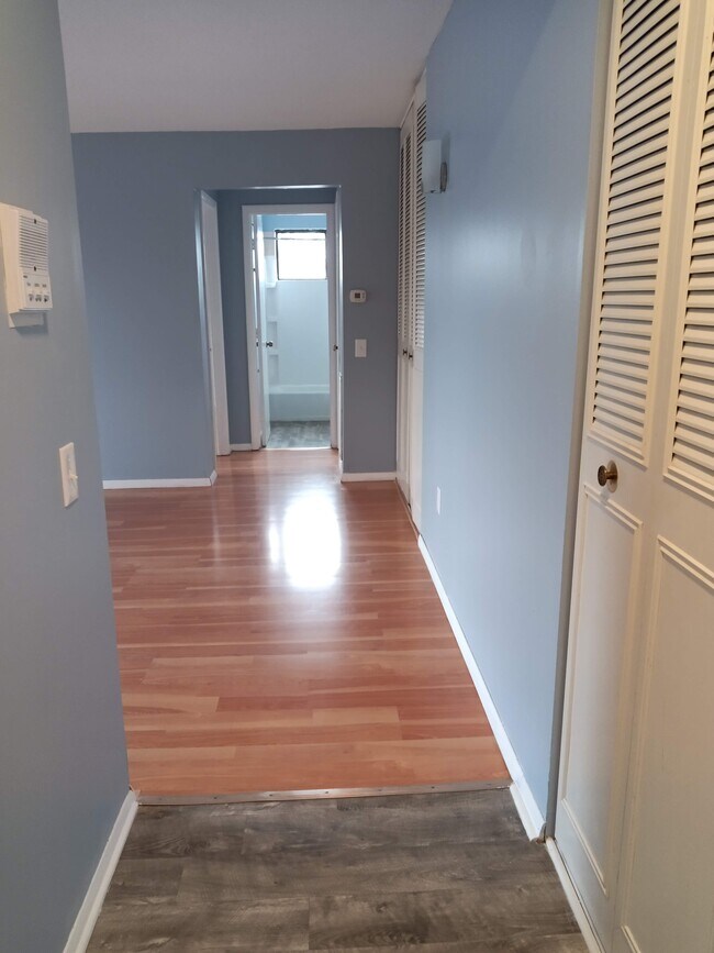 Hallway - 10 Shrewsbury Green Dr Unit I-10