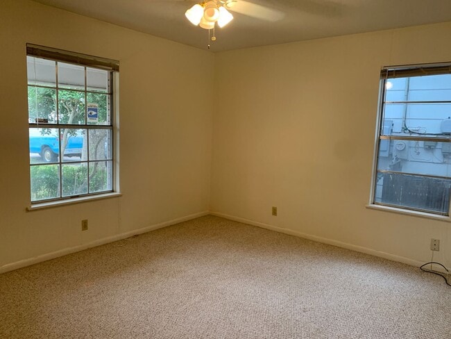 Photo - Lovely 4/2 in Brentwood Neighborhood