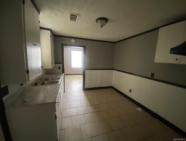 Photo - 3577 Whiting Ave