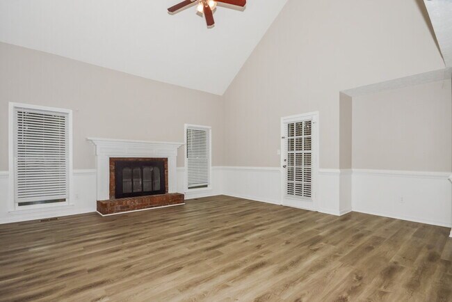 Photo - 328 London Dale