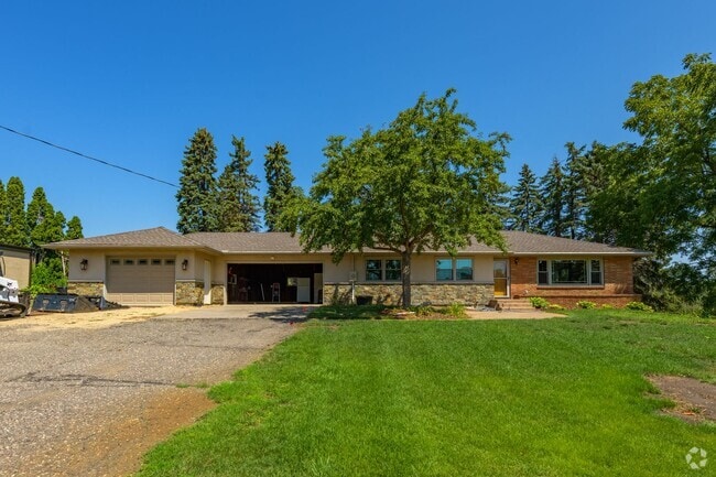 Building Photo - Must see home in mendota heights, huge lot...
