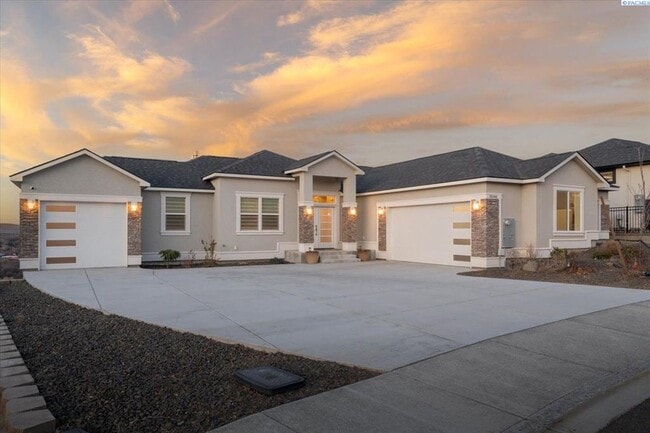 Photo - Stunning 5 Bedroom 4 Bath w/Daylight Basement West Richland!!!