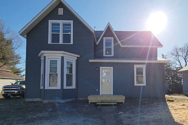 Building Photo - 3 bed 1.5 bath duplex Close to UWEC!