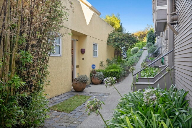 Photo - 2552 Hyde St