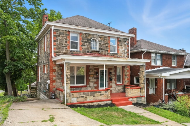 Building Photo - "Charming 3-Bed Retreat with Gleaming Hardwood Floors on Beacon Hill Avenue!"