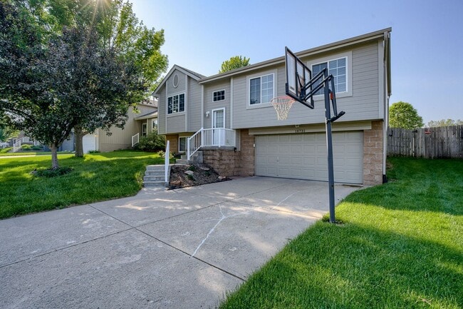 Photo - Must See 3 Bedroom In Coyote Run!!