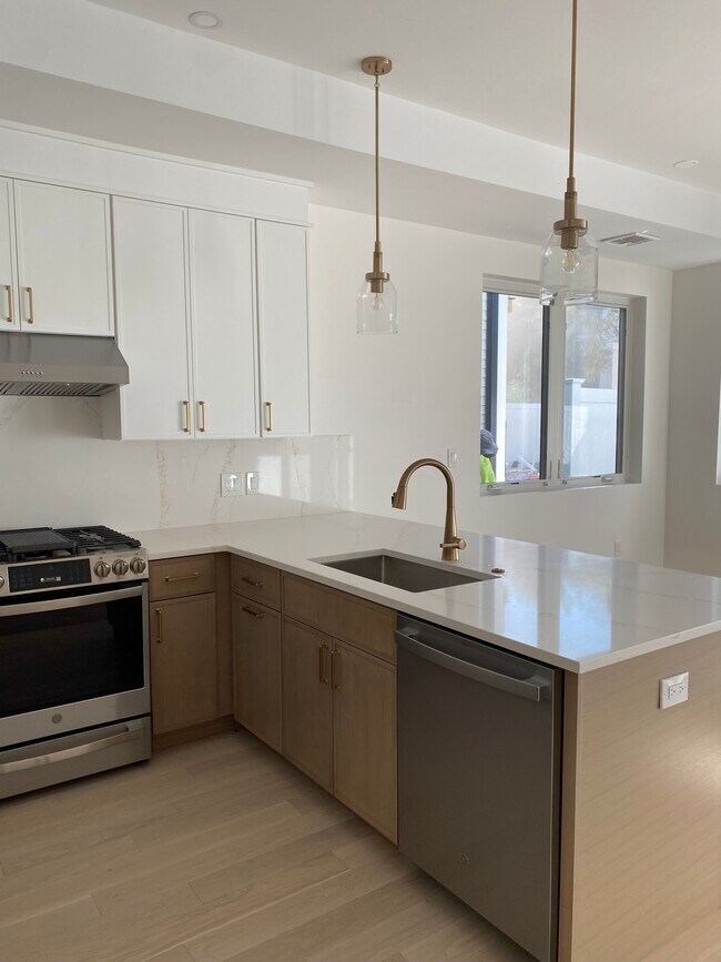 30 Swan Ave Unit BRANDNEW 2br2ba privYARD