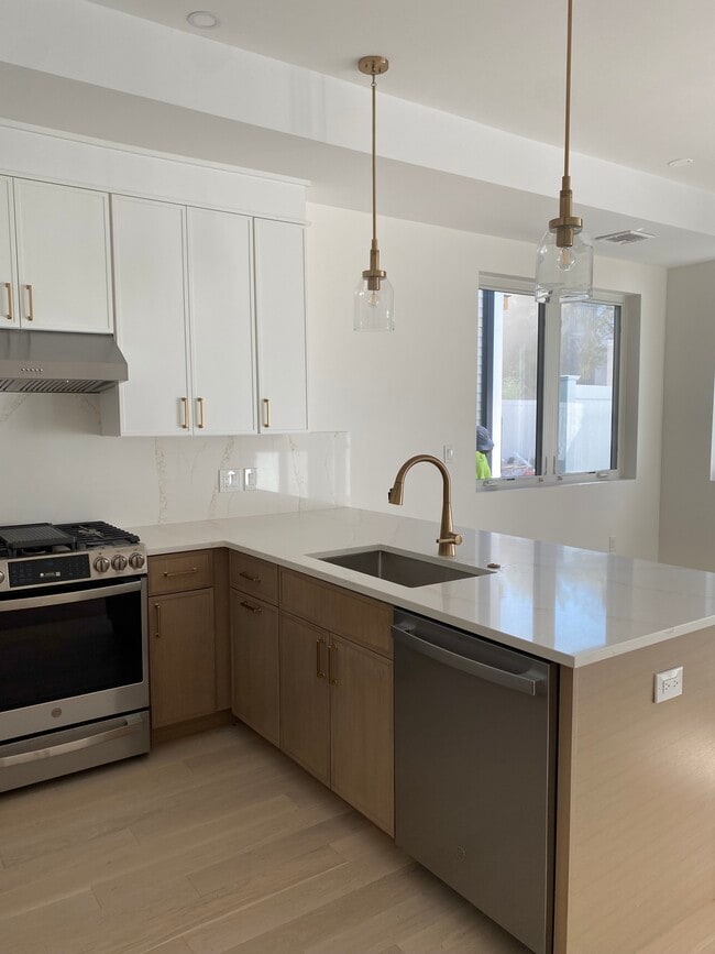 Photo - 30 Swan Ave Unit BRANDNEW 2br2ba privYARD
