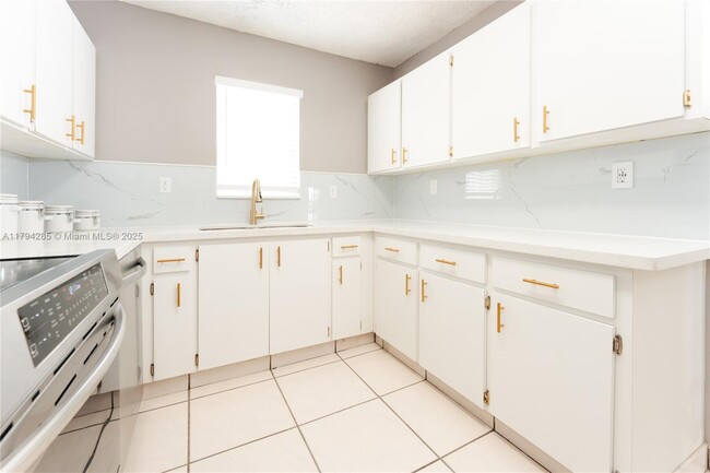 Photo - 452 SW 2nd St Apartment Unit 13