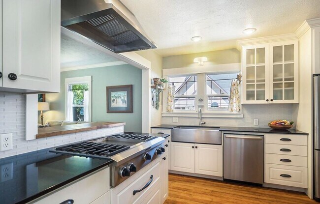 Photo - Charming Bungalow In the Heart of Downtown... Casa