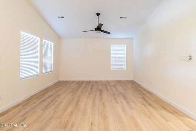 Photo - 205 Kingwood Rd