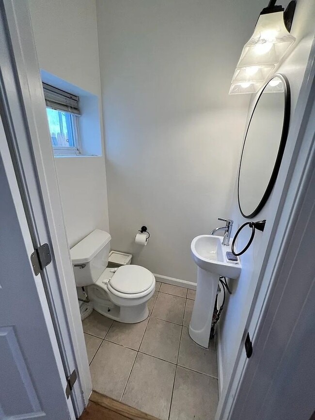 Building Photo - Large 3 Bedroom 1.5 Bath Townhome in Point...