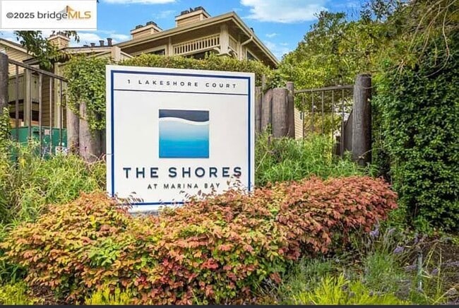 Building Photo - 15 Shoreline Ct Unit Coming Soon!