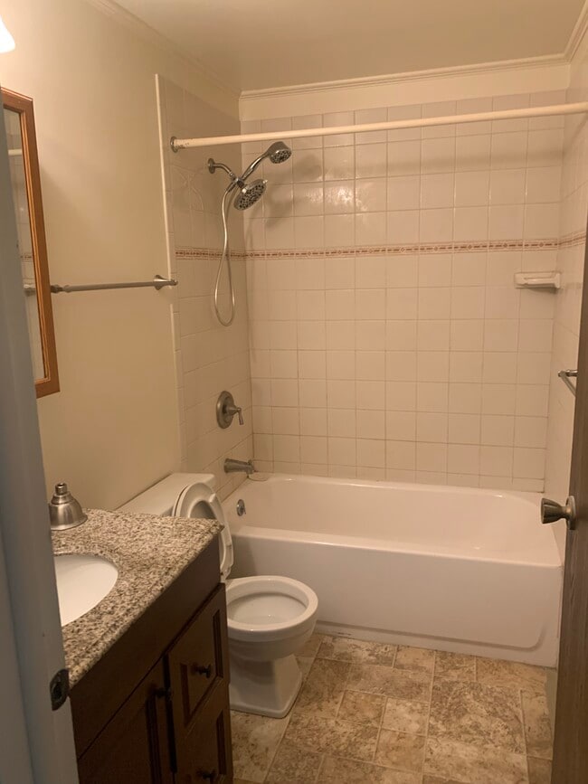 Building Photo - 393 Davison Rd Unit 6 Rental