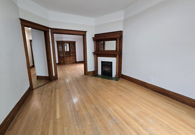 Building Photo - 3710 N Lakewood Ave Unit 2 Rental