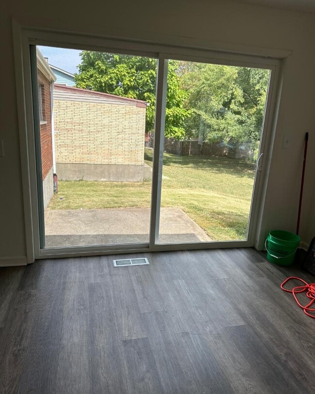 Photo - 7926 Glen Orchard Dr House