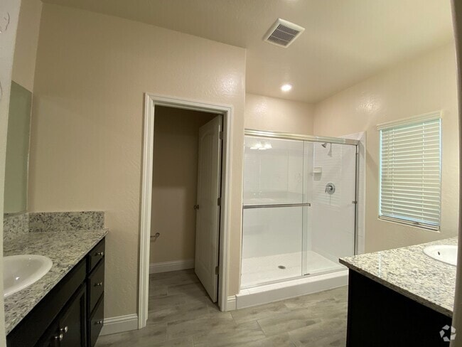 Building Photo - Beautiful home ready for your family avail...