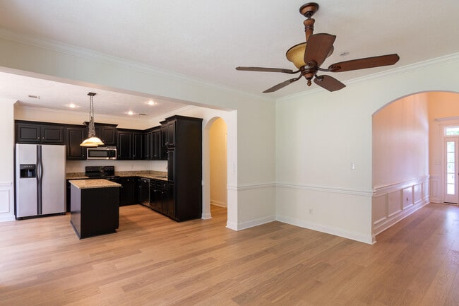 Photo - 2053 Dundee Way