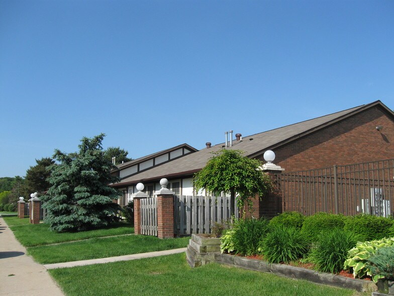 Hampton Apartments & Townhomes For Rent in Monroe, MI