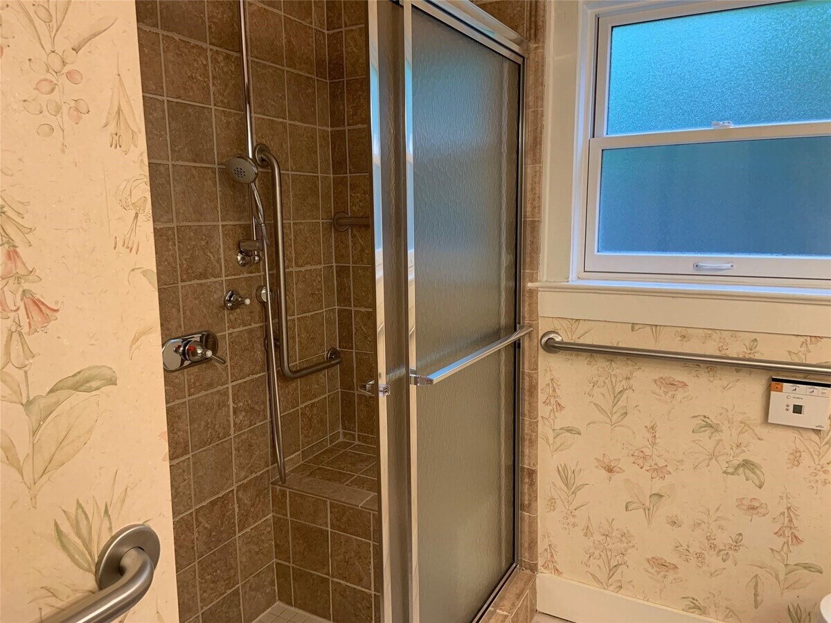 Photo - 2406 Elmen St