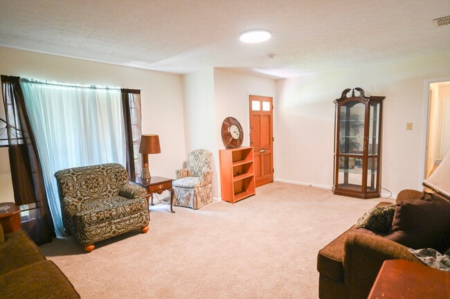 Photo - 700 Spratt St
