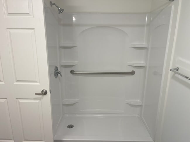 Ducha con escalón - Brookhollow Senior