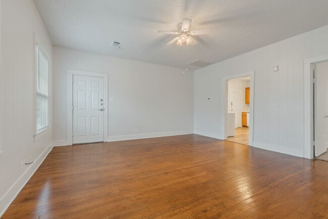 Photo - Cozy 2 Bedroom Apartment Available for Aug...