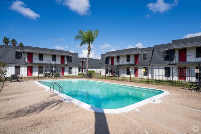 La piscina de los apartamentos Luke - The Luke Apartments