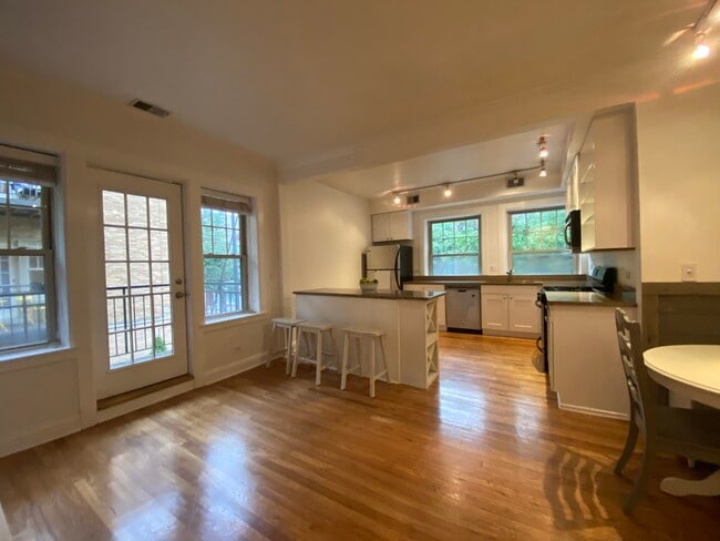 Photo - 2243 N Lincoln Ave Unit 2A