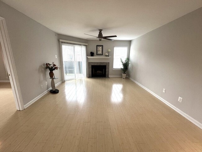 Building Photo - 3313 Wyndham Cir Unit 3204