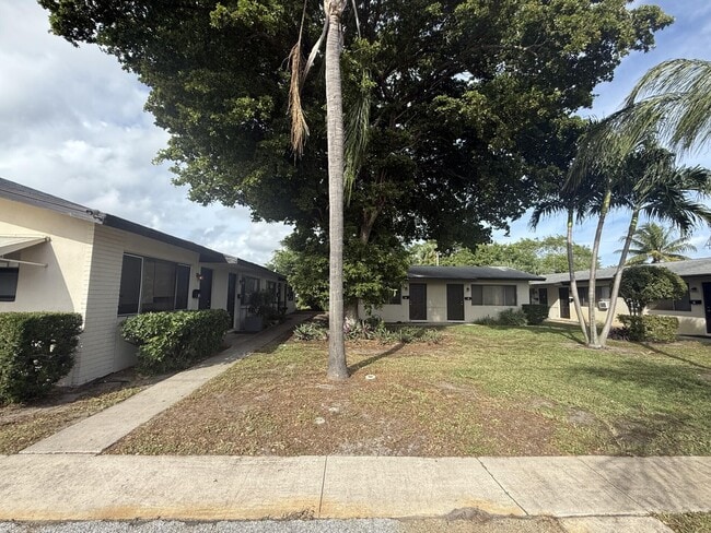 Building Photo - 1150 W Blue Heron Blvd Unit 4