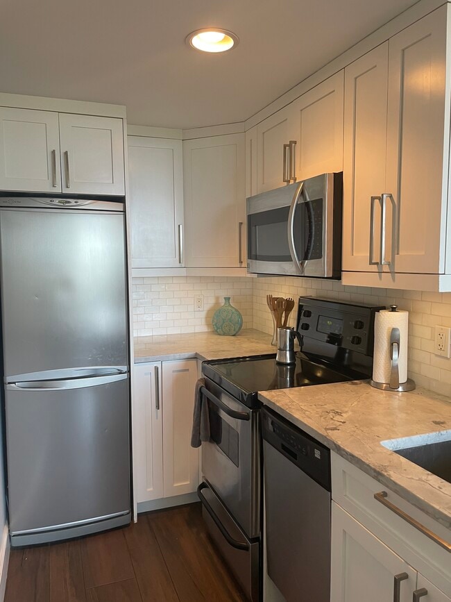 Fully equipped kitchen with dishwasher, dishes and pots and pans - 15 S Golfview Rd Unit 402