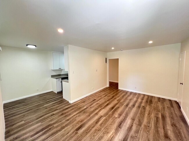 Building Photo - 2408 Ocean Park Pl S Unit 2