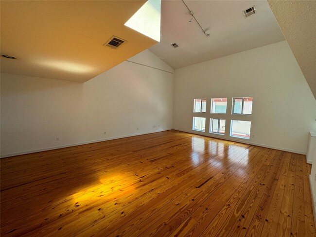 Building Photo - 2605 Calumet St