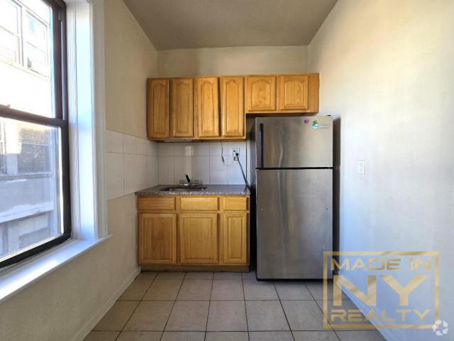 Building Photo - 1 bedroom in SUNNYSIDE NY 11104 Unit D3 Rental